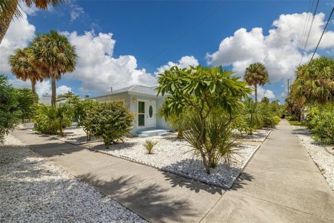 Villa ou maison à louer à Clearwater, Floride: 3 chambres, 196.21 m2 № 1363800 - photo 1