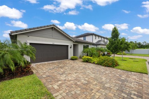 Casa en venta en Lauderdale Lakes, Florida, 4 dormitorios, 169.83 m2 № 1325415 - foto 1