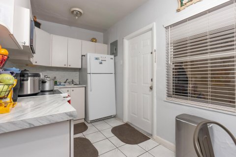 House in Hialeah, Florida 2 bedrooms, 66.89 sq.m. № 1288907 - photo 4