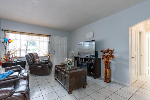 House in Hialeah, Florida 2 bedrooms, 66.89 sq.m. № 1288907 - photo 3