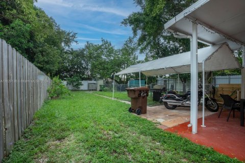 Casa en venta en Hialeah, Florida, 2 dormitorios, 66.89 m2 № 1288907 - foto 9