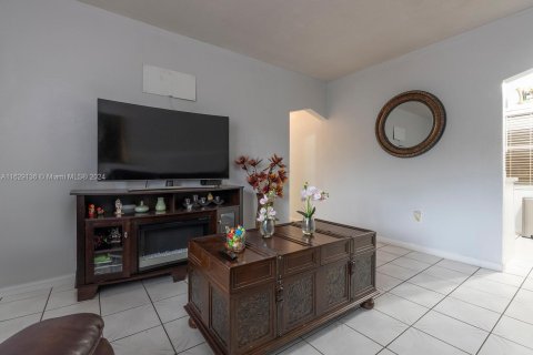 Villa ou maison à vendre à Hialeah, Floride: 2 chambres, 66.89 m2 № 1288907 - photo 2