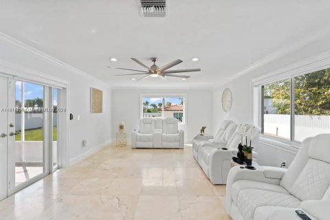 House in Miami, Florida 10 bedrooms, 475.29 sq.m. № 1233713 - photo 6