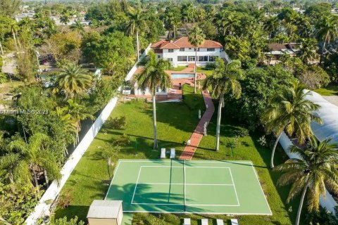 House in Miami, Florida 10 bedrooms, 475.29 sq.m. № 1233713 - photo 1