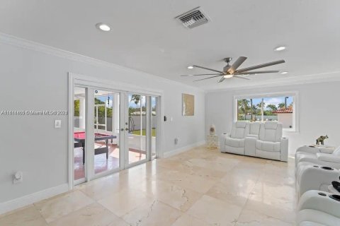 House in Miami, Florida 10 bedrooms, 475.29 sq.m. № 1233713 - photo 5