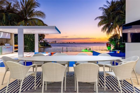 Casa en venta en Miami Beach, Florida, 8 dormitorios, 1189.52 m2 № 1332997 - foto 3