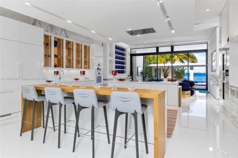 Casa en venta en Miami Beach, Florida, 8 dormitorios, 1189.52 m2 № 1332997 - foto 10