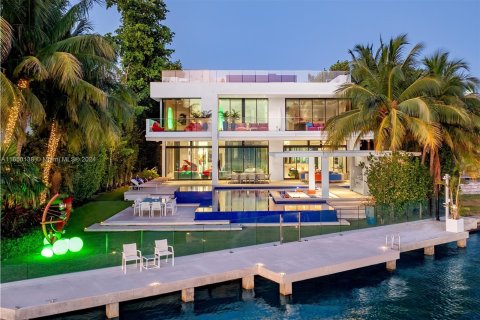 Casa en venta en Miami Beach, Florida, 8 dormitorios, 1189.52 m2 № 1332997 - foto 2