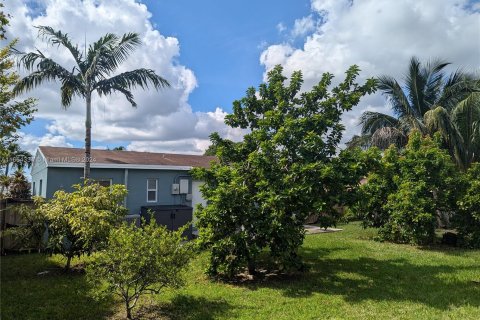 House in Miami, Florida 3 bedrooms, 86.96 sq.m. № 1375474 - photo 2