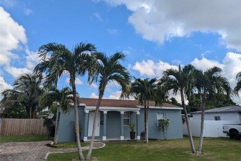 House in Miami, Florida 3 bedrooms, 86.96 sq.m. № 1375474 - photo 1