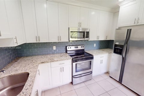 House in Miami, Florida 3 bedrooms, 86.96 sq.m. № 1375474 - photo 10