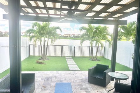 Townhouse in Hialeah, Florida 3 bedrooms, 171.68 sq.m. № 1375481 - photo 25