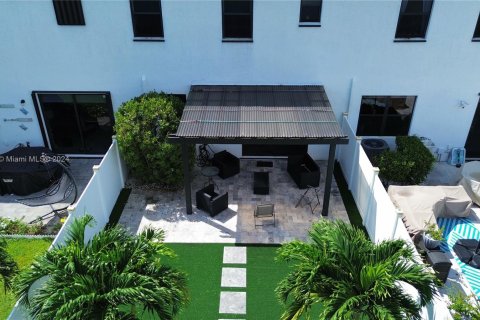 Adosado en venta en Hialeah, Florida, 3 dormitorios, 171.68 m2 № 1375481 - foto 23