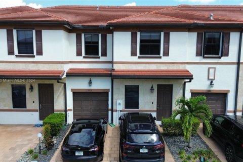 Townhouse in Hialeah, Florida 3 bedrooms, 171.68 sq.m. № 1375481 - photo 1