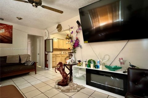 House in Miami, Florida 4 bedrooms, 119.29 sq.m. № 1375476 - photo 5