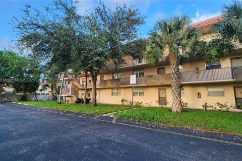 Condo in Sunrise, Florida, 2 bedrooms  № 1365875 - photo 4