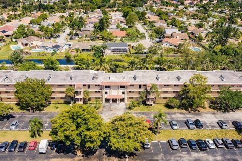 Condo in Sunrise, Florida, 2 bedrooms  № 1365875 - photo 1