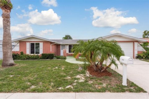 Villa ou maison à vendre à Port Richey, Floride: 2 chambres, 129.04 m2 № 1297352 - photo 2