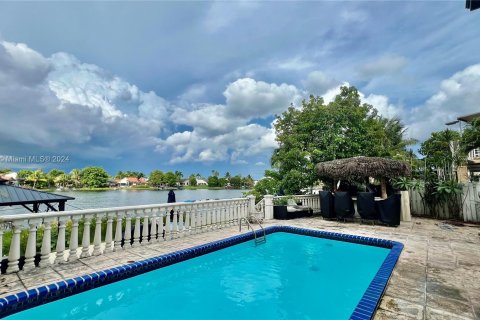 House in Miami, Florida 4 bedrooms, 235.69 sq.m. № 1364976 - photo 25