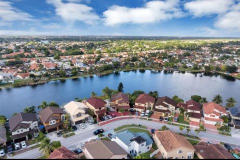 Villa ou maison à louer à Miami, Floride: 4 chambres, 235.69 m2 № 1364976 - photo 2