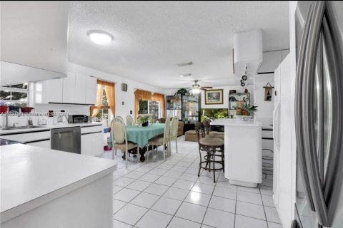 Villa ou maison à louer à Miami, Floride: 4 chambres, 235.69 m2 № 1364976 - photo 12