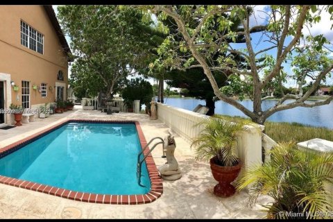 House in Miami, Florida 4 bedrooms, 235.69 sq.m. № 1364976 - photo 5