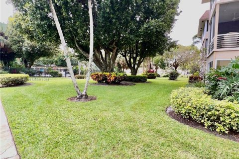 Condo in Lauderdale Lakes, Florida, 1 bedroom  № 1364975 - photo 12