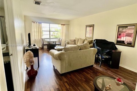 Condo in Lauderdale Lakes, Florida, 1 bedroom  № 1364975 - photo 3