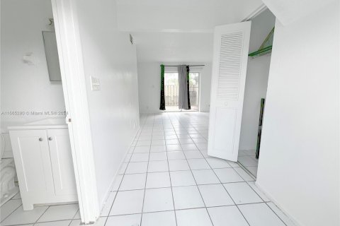 Adosado en venta en Lauderhill, Florida, 2 dormitorios, 87.7 m2 № 1377638 - foto 4