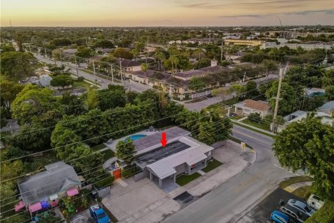 Купить коммерческую недвижимость в Уилтон-Мэнорс, Флорида № 1093195 - фото 10