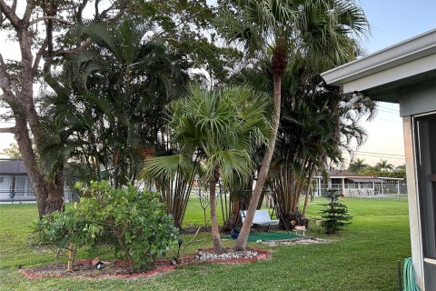 House in Lake Worth, Florida 2 bedrooms, 131.83 sq.m. № 1183311 - photo 10