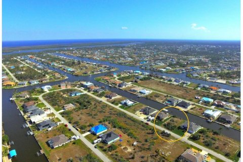 Terreno en venta en Port Charlotte, Florida № 946948 - foto 6