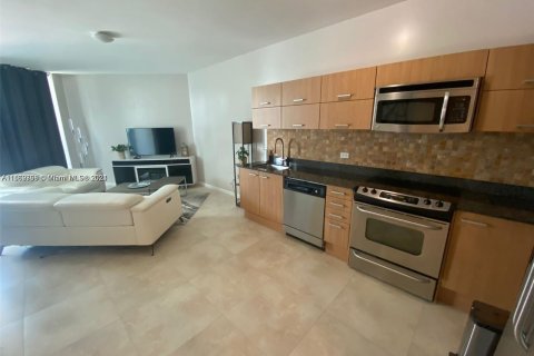 Condominio en alquiler en Miami, Florida, 1 dormitorio, 68.75 m2 № 1370590 - foto 3