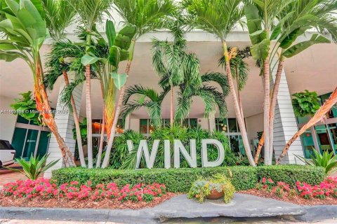 Condo in Miami, Florida, 1 bedroom  № 1370590 - photo 1