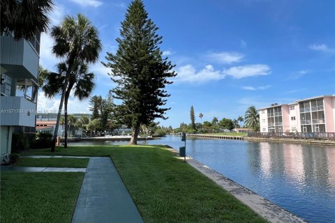 Condo in Hollywood, Florida, 1 bedroom  № 1128253 - photo 30