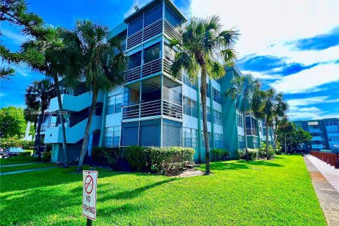 Condo in Hollywood, Florida, 1 bedroom  № 1128253 - photo 1