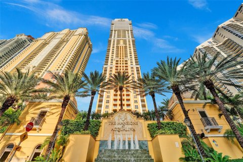 Copropriété à louer à Sunny Isles Beach, Floride: 4 chambres, 428.19 m2 № 1368 - photo 1