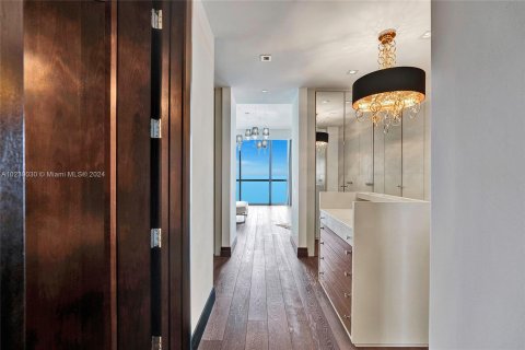 Condominio en alquiler en Sunny Isles Beach, Florida, 4 dormitorios, 428.19 m2 № 1368 - foto 17