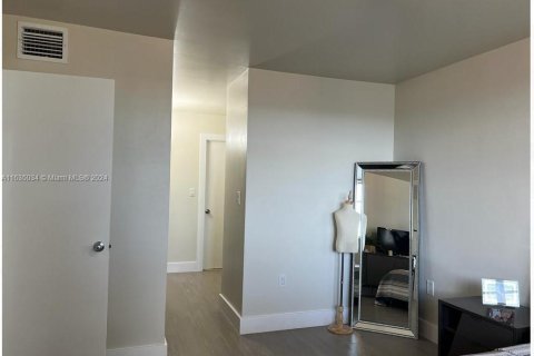 Condo in North Miami Beach, Florida, 1 bedroom  № 1304812 - photo 18