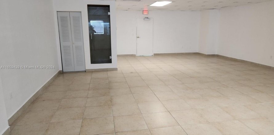 Commercial property in Miami, Florida № 1364165