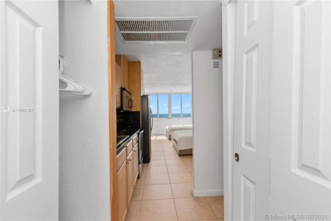 Condominio en alquiler en Sunny Isles Beach, Florida, 38.09 m2 № 11237 - foto 12