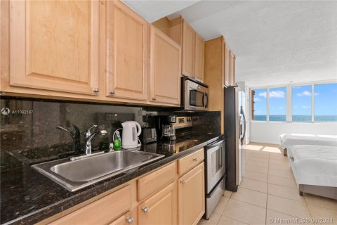Condominio en alquiler en Sunny Isles Beach, Florida, 38.09 m2 № 11237 - foto 13