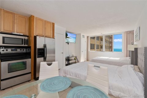 Condominio en alquiler en Sunny Isles Beach, Florida, 38.09 m2 № 11237 - foto 14