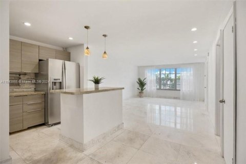 Condo in Fort Lauderdale, Florida, 2 bedrooms  № 1325711 - photo 4