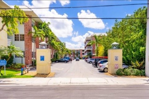 Condo in Fort Lauderdale, Florida, 2 bedrooms  № 1325711 - photo 11