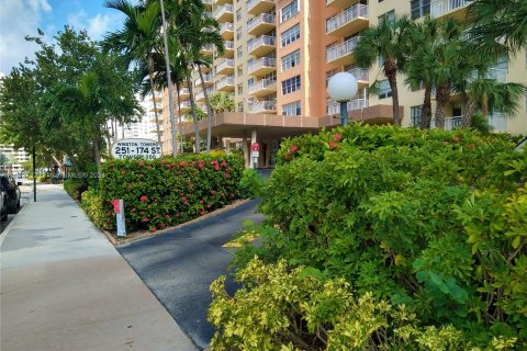 Condo in Sunny Isles Beach, Florida, 2 bedrooms  № 1325664 - photo 2