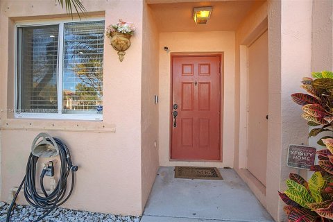 Townhouse in Pembroke Pines, Florida 3 bedrooms, 126.44 sq.m. № 1101679 - photo 2