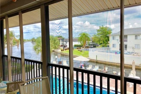 Condominio en alquiler en Cape Coral, Florida, 2 dormitorios, 118.17 m2 № 347997 - foto 1