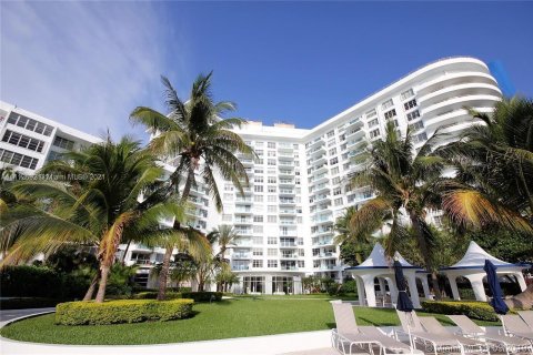 Condo in Miami Beach, Florida, 1 bedroom  № 7052 - photo 1