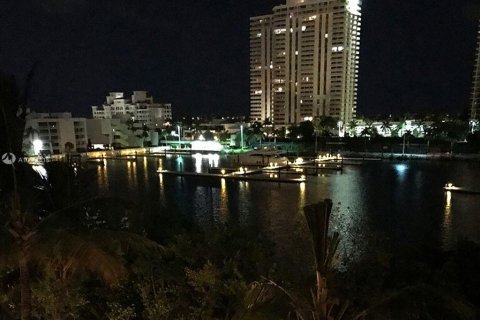 Condo in Aventura, Florida, 2 bedrooms  № 9999 - photo 25